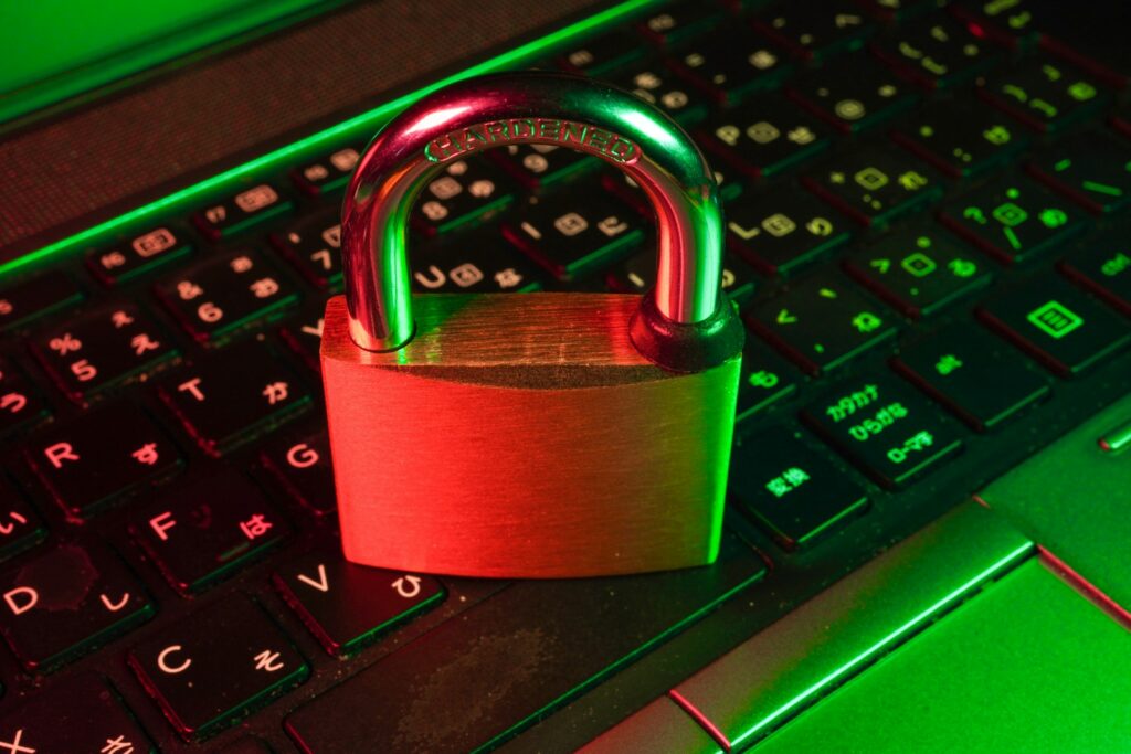 Cadeado vermelho sobre teclado de computador representando a segurança de sites