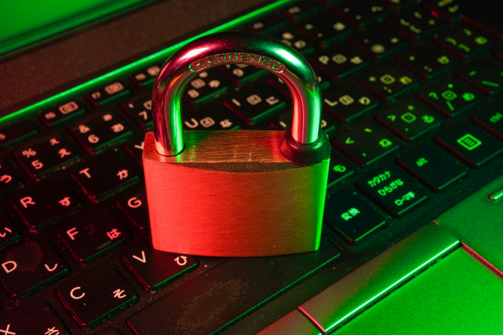 Cadeado vermelho sobre teclado de computador representando a segurança de sites