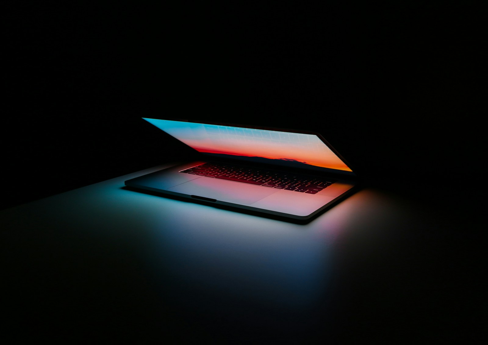 Notebook aberto com código na tela, representando a otimização da velocidade de um site